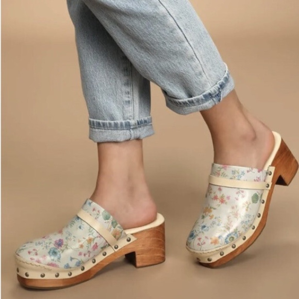 Free People Floral Clogs 🌸🌼